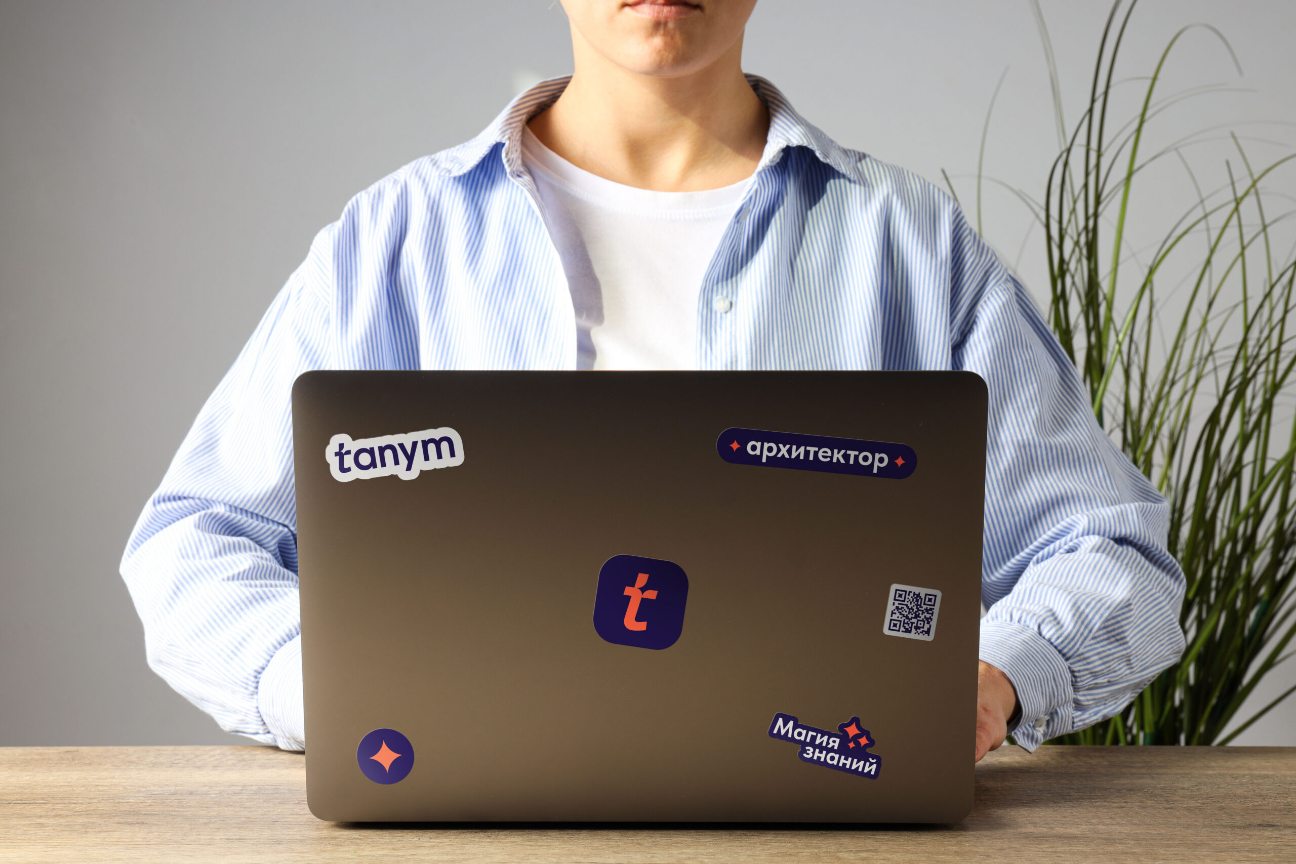 A man in a shirt works at a laptop